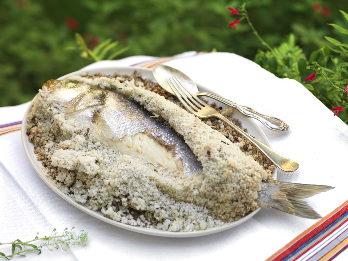 Bar en croûte de sel aux herbes - Atelier Poisson