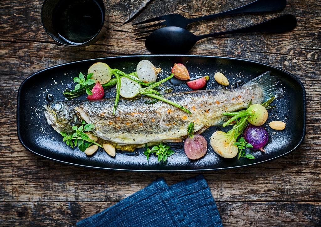 Recette Truite portion rÃ´tie aux radis roses et pesto de fanes